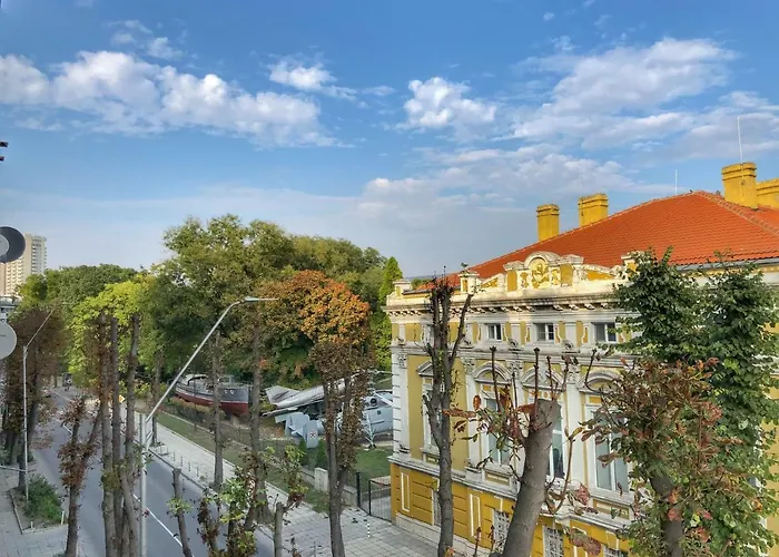 Luxury Sea View Bulldog Place
